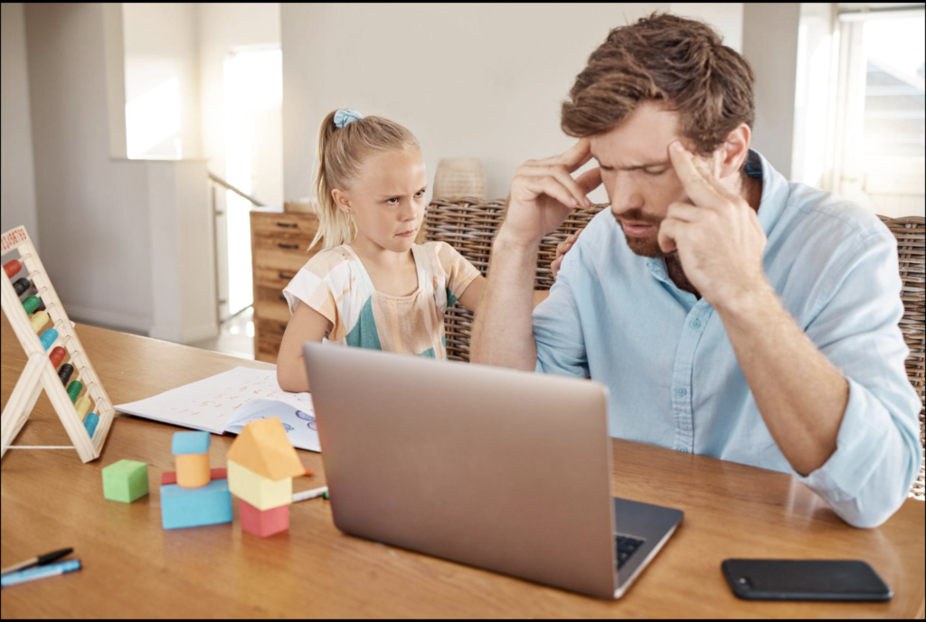 طفل يذاكر مع مساعدة الأهل في المنزل